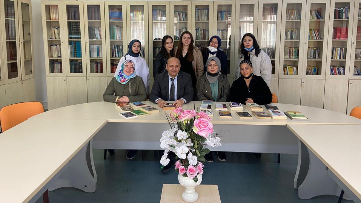 Üsküdar Üniversitesi öğrencileri okulumuza kitap bağıladılar.
